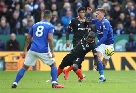 Kante (giữa) đã gặp lại Leicester 9 lần nhưng lần này mới là một trận chung kết