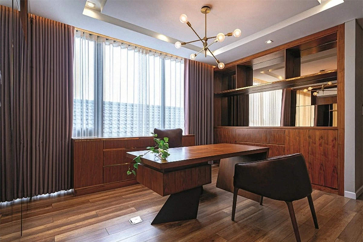 Phòng làm việc ở trên lầu. Nội thất cùng phong cách với hình thức kiến trúc với cá tính đơn giản. Chất liệu gỗ chủ đạo cho cảm giác thân thiện, gần gũi.