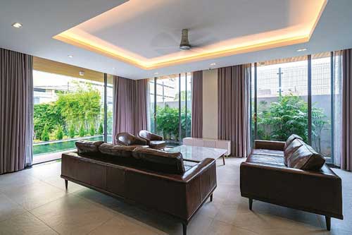 Ngắm ngôi biệt thự xanh với hồ nước bao quanh đẹp "mãn nhãn"