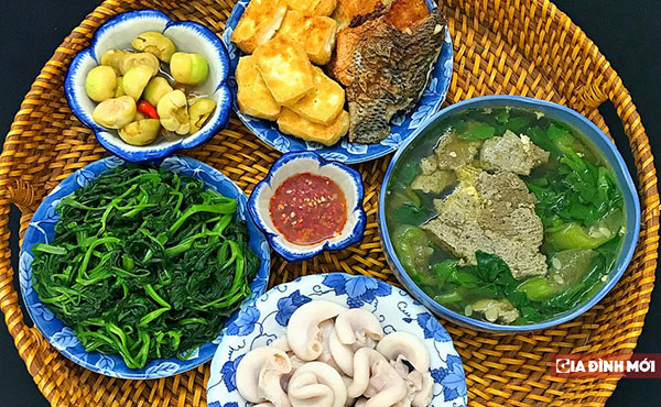 Muốn rau muống luộc xanh, giòn ngon, hãy thêm ngay 3 loại gia vị này