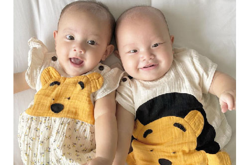 Cặp sinh đôi Lisa - Leon nhà Hồ Ngọc Hà dựa đầu nhau cười tươi hết cỡ đáng yêu vô cùng