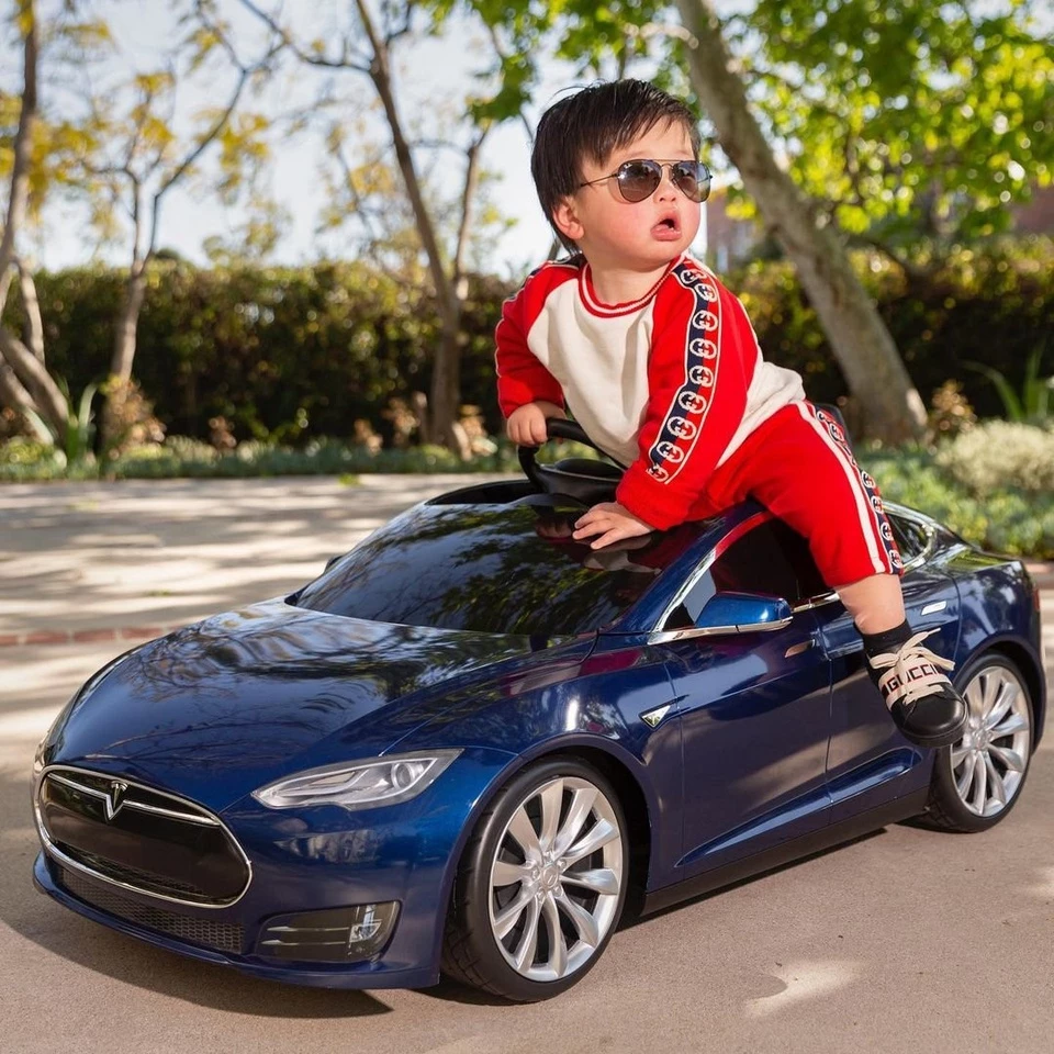 Là người thừa kế tương lai của đế chế 80 triệu USD, Baby G cũng sở hữu nhiều món đồ đắt đỏ từ khi còn nhỏ như xe Lamborghini Urus mini, Tesla, Ferrari... Cậu bé thường diện những món đồ tới từ các thương hiệu xa xỉ như Givenchy, Dolce&Gabbana và Burberry. Ảnh: @christine_chiu88.