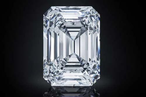 Viên kim cương có tên Alrosa Spectacle kích thước chính xác là 100,94 carat.