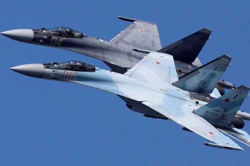 Máy bay tiêm kích Sukhoi Su-35 của đội nhào lộn trên không Sokoly Rossii (Chim ưng Nga) bay theo đội hình trong buổi diễn tập cho một buổi trình diễn trên không ở Krasnoyarsk, Nga. Ảnh: Ilya Naymushin / Reuters.