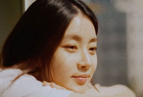 Lần đầu lộ diện sau khi sinh con, nhan sắc hiện tại của tình cũ Hyun Bin như thế nào?