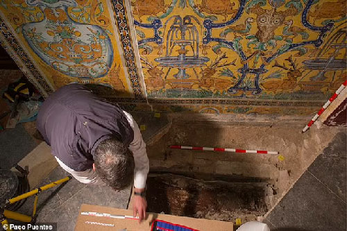 Sửa cung điện, phát hiện cô gái tóc vàng bị giấu dưới sàn 7 thế kỷ