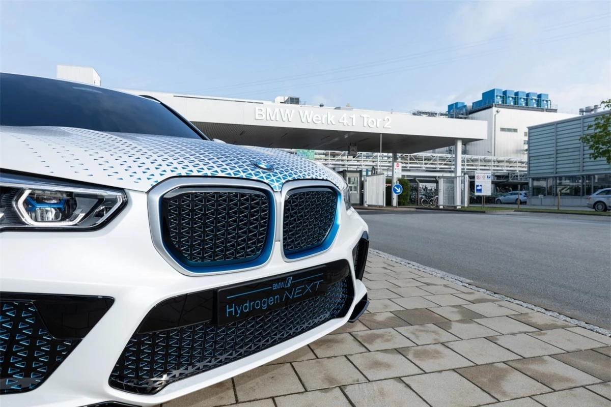 Dù BMW đang dấn thân vào lĩnh vực nước hydro, nhưng hãng xe thừa nhận “các điều kiện cần thiết để có thể cung cấp cho khách hàng của Tập đoàn BMW một chiếc xe hydro vẫn chưa sẵn sàng”. Đặc biệt, công ty trích dẫn việc thiếu cơ sở hạ tầng tiếp nhiên liệu hydro và lưu ý “hydro xanh phải có đủ số lượng và được sản xuất với giá cạnh tranh”.