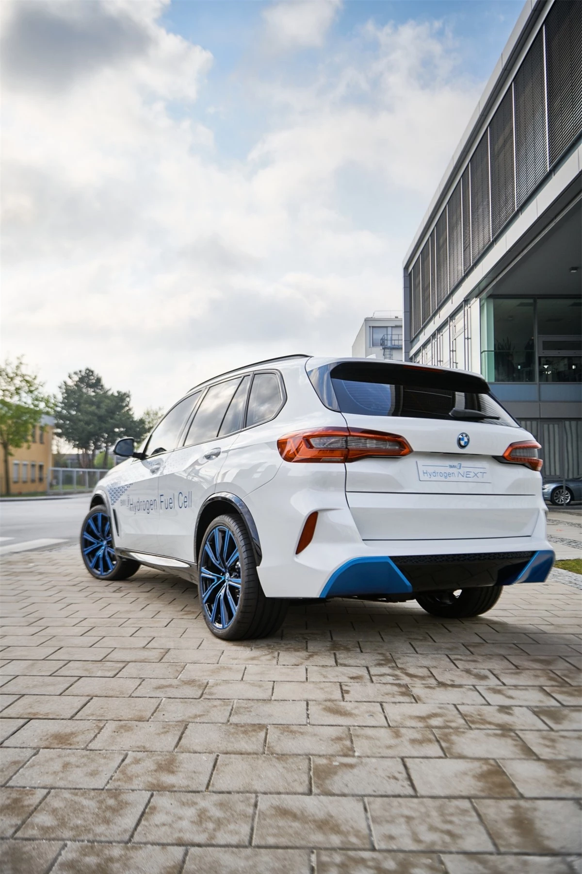 BMW trước đây đã tuyên bố: “Mẫu xe sử dụng công nghệ pin nhiên liệu hydro sẽ được Tập đoàn BMW đưa ra thị trường sớm nhất vào nửa cuối thập kỷ này, tùy thuộc vào điều kiện và yêu cầu của thị trường toàn cầu