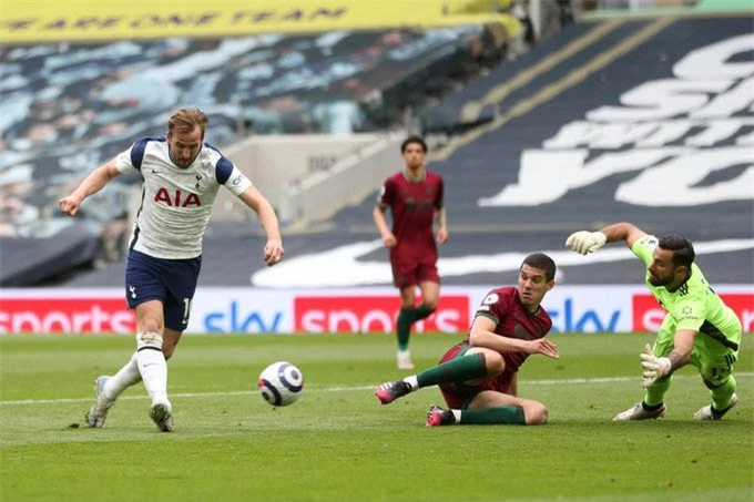 Bàn thắng ở đẳng cấp rất cao của Kane trong trận Tottenham thắng Wolves