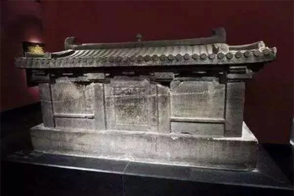 Ngôi mộ mang lời nguyền lạnh gáy trên nắp quan tài, trộm mộ tránh xa: Đội khảo cổ tìm ra sự thật sau 1300 năm! - Ảnh 1.