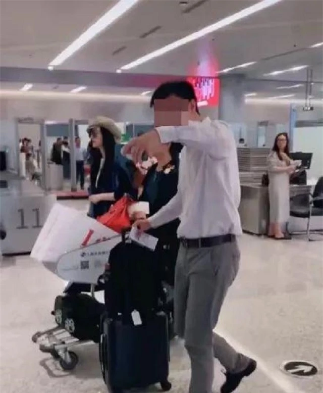 Mẹ của Phạm Băng Băng đẩy xe hành lý khi đi cùng con gái.