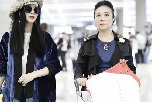 Phạm Băng Băng bị chỉ trích vì để mẹ đẩy xe hành lý