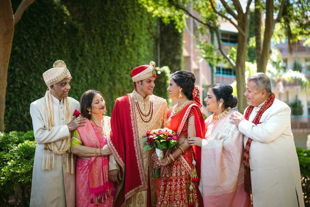 Mặc dù đạt được nhiều thành tựu cá nhân và vươn ra thế giới, người Ấn Độ vẫn có xu hướng ưa chuộng hôn nhân sắp đặt bởi gia đình hoặc dịch vụ mai mối. Ảnh: Phoenix Wedding Photography.