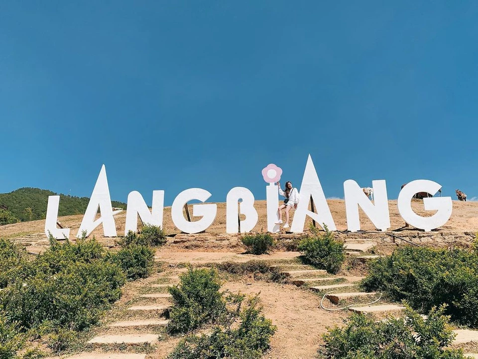 Ở độ cao hơn 2.100 m, đỉnh Lang Biang được ví như "nóc nhà" của Đà Lạt. Ngọn núi này thuộc địa bàn huyện Lạc Dương, tỉnh Lâm Đồng, cách trung tâm TP Đà Lạt khoảng 12 km về phía bắc. Nơi đây được ví như biểu tượng văn hóa quan trọng của vùng đất cao nguyên sương mù, thu hút du khách mọi nơi. Ảnh: _nga_dtn.