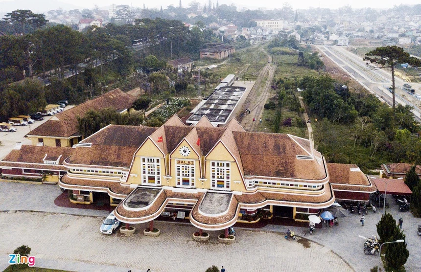 Nằm ở phường 10, cách trung tâm TP Đà Lạt (Lâm Đồng) 5 km, ga Đà Lạt được xem là nhà ga tàu hỏa cổ đẹp nhất Việt Nam và khu vực Đông Dương. Tòa nhà chính của ga có phong cách kiến trúc độc đáo với ba mái hình chóp, là cách điệu ba đỉnh núi Lang Biang và nhà rông Tây Nguyên. Chóp trung tâm vẽ mặt đồng hồ to ghi lại thời gian bác sĩ Yersin phát hiện ra Đà Lạt.