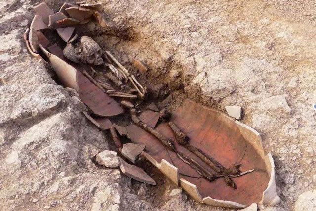 Phát hiện nhiều mộ cổ, hài cốt được chôn trong bình lớn cực kỳ ‘độc lạ’