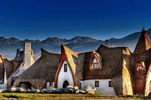 Khách sạn làm bằng rơm và đất sét đẹp như cổ tích ở Transylvania