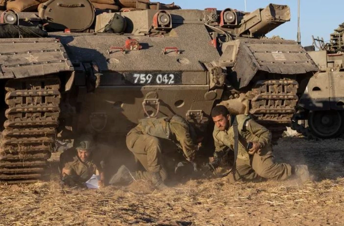 Các binh lính Israel núp sau các phương tiện quân sự sau khi nghe thấy âm thanh vang lên cảnh báo rocket phóng từ Dải Gaza ngày 15/5/2021. Ảnh: AP