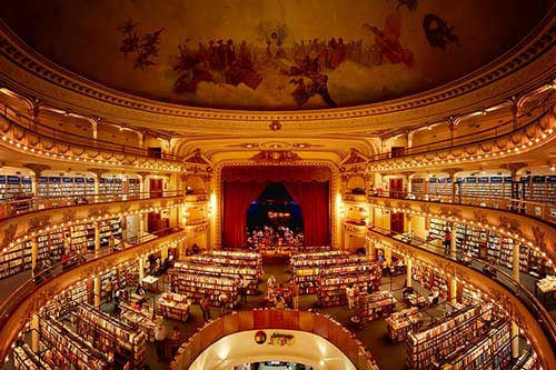 “Hô biến” nhà hát 100 tuổi thành hiệu sách tuyệt đẹp