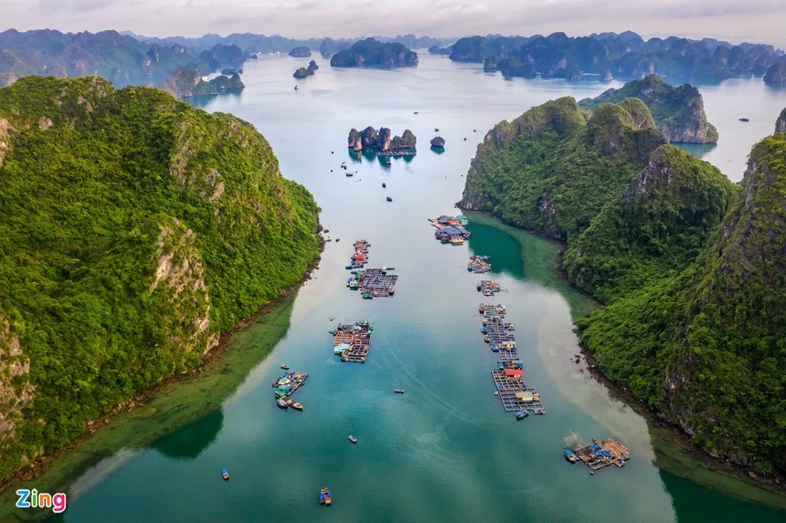 Địa điểm du lịch hấp dẫn nhất ở Quảng Ninh chính là vịnh Hạ Long. Theo thống kê, lượng khách du lịch đến vịnh Hạ Long năm 2019 đạt 4,4 triệu lượt, trong đó khách quốc tế gần 2,9 triệu lượt. Ảnh: Nguyễn Quang Ngọc.