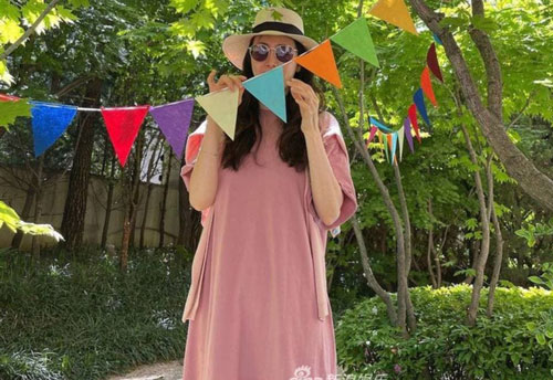 Choi Ji Woo bị nghi bầu bí lần hai vì mặc đầm rộng thùng thình