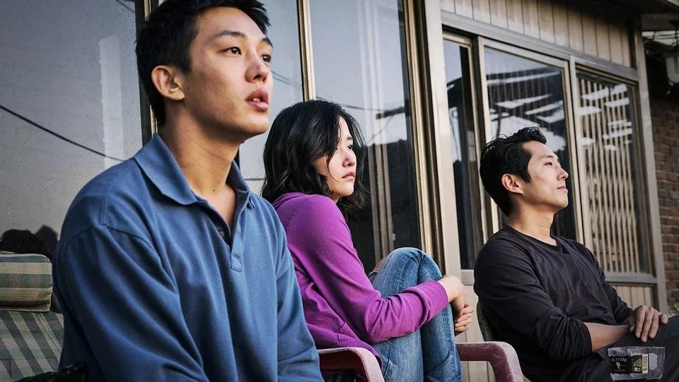 1. Burning (2018): Bộ phim thứ năm của đạo diễn Lee Chang Dong vượt mặt nhiều tên tuổi nổi tiếng và giành vị trí cao nhất trong danh sách phim xuất sắc mọi thời đại của Hàn Quốc. Bộ phim tâm lý, kinh dị dựa trên truyện ngắn Barn Burning của tác giả Haruki Murakami, dưới sự diễn xuất của ảnh đế Yoo Ah In, Steven Yeun và Jeon Jong Seo. Tuy vắng mặt tại các giải thưởng quốc tế như Oscar, Quả cầu vàng, Burning vẫn được đánh giá cao về chất lượng và ngôn ngữ điện ảnh khác biệt.