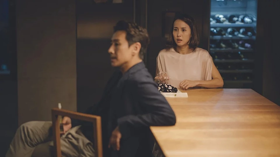 2. Parasite (2019): Theo Korean Screen, bộ phim vạch trần sự phân chia giai cấp Hàn Quốc của Bong Joon Ho giành được gần 200 giải thưởng quốc tế, bao gồm bốn giải Oscar danh giá, giải Cành cọ vàng tại Liên hoan phim Cannes 2019. Câu chuyện về sự đối lập giữa những người sống ở đáy xã hội và giới thượng lưu xa hoa ở Hàn Quốc qua cách kể của Bong Joon Ho đã gây tiếng vang khắp thế giới.