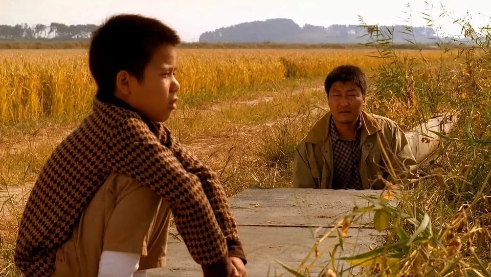 3. Memories Of Murder (2003): Trước Parasite, quái kiệt điện ảnh Bong Joon Ho từng được giới phê bình đánh giá cao khi thực hiện bộ phim tâm lý, tội phạm Memories of Murder. Lấy bối cảnh vùng nông thôn, Bong Joon Ho khắc họa nỗi sợ của các thám tử khi đối mặt với kẻ giết người hàng loạt. Bộ phim lấy cảm hứng từ câu chuyện có thật ở vùng Hwaseong diễn ra từ năm 1986-1991 đã gieo rắc nỗi kinh hoàng cho người xem khi kẻ sát nhân có thể là bất cứ ai trong số chúng ta.