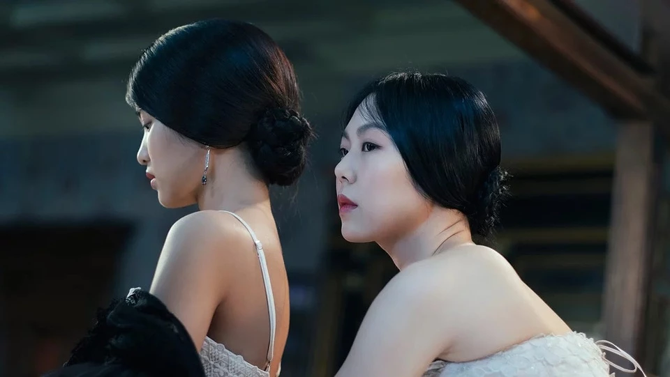 5. The Handmaiden - Cô hầu gái (2016): Park Chan Wook là đạo diễn thường xuyên làm phim dựa trên những góc tối xã hội. The Handmaiden lấy bối cảnh Hàn Quốc những năm 1930, thời kỳ đất nước bị Nhật chiếm đóng. Các nhà phê bình cho rằng đạo diễn đã phơi bày mặt tối của xã hội thông qua bộ phim tâm lý rùng rợn về tình dục gắn mác 18+.