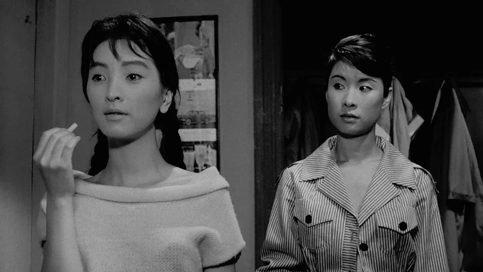 7. The Housemaid (1960): Theo Korean Screen, bộ phim của đạo diễn Kim Ki Young làm thay đổi mãi mãi nền điện ảnh Hàn Quốc. The Housemaid được giới phê bình nhận định là kiệt tác điện ảnh. Bộ phim xoay quanh câu chuyện về người hầu gái - kẻ thứ ba có thể tàn phá bất cứ gia đình nào mang lại nỗi ám ảnh cho người xem.
