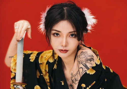 Nàng mẫu Trung Quốc đam mê xăm mình