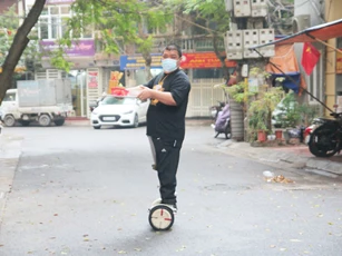CLIP: Chủ hàng phở ở Hà Nội tự giao đồ bằng xe điện