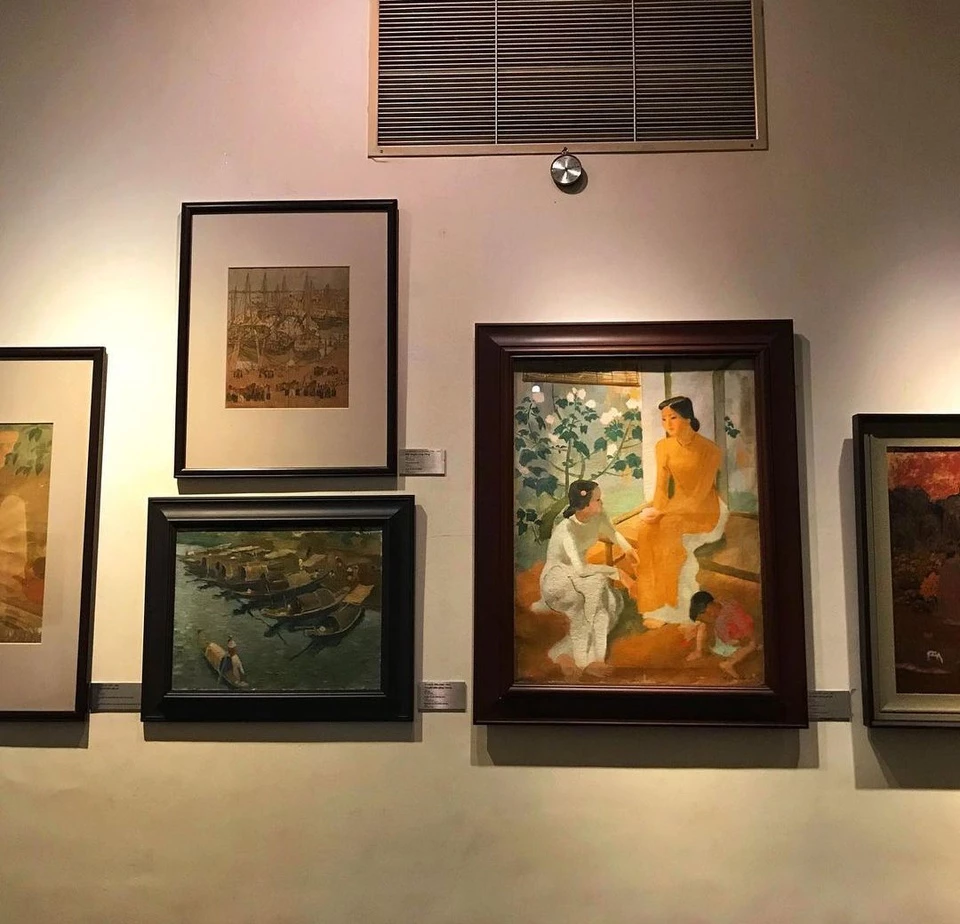 Bức tranh "Hai thiếu nữ và em bé" là một trong những bảo vật quốc gia trưng bày tại Bảo tàng Mỹ thuật Việt Nam. Đây là tác phẩm sơn dầu của họa sĩ Tô Ngọc Vân, sáng tác năm 1944, được đánh giá mang bố cục cổ điển của nghệ thuật hội họa phương Tây, song lại đậm nét phương Đông và cũng rất Việt Nam. Ảnh: Hongngat_11.