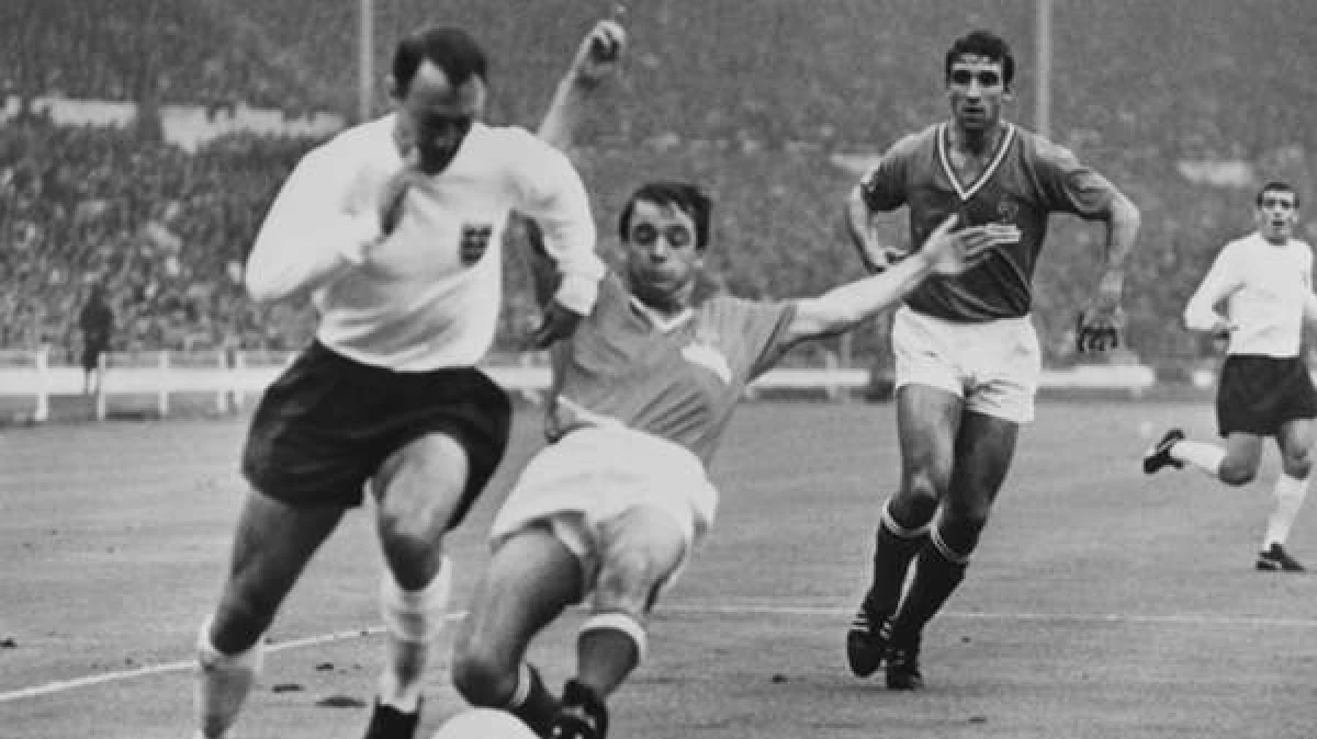 4. Jimmy Greaves (44 bàn thắng).