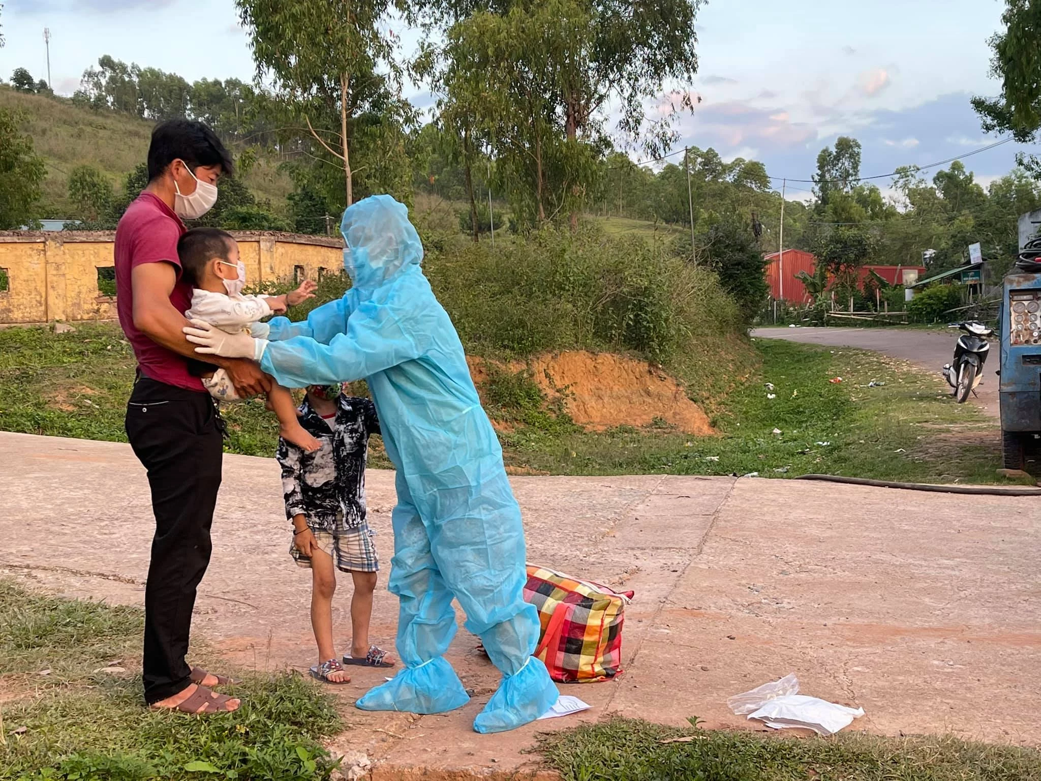 Đón em bé vào khu cách li tập trung.