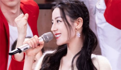 Địch Lệ Nhiệt Ba lên sân khấu chiếm hết spotlight, cầm micro mỉm cười cũng xinh đẹp sáng bừng - Ảnh 2. Địch Lệ Nhiệt Ba lên sân khấu chiếm hết spotlight, cầm micro mỉm cười cũng xinh đẹp sáng bừng - Ảnh 2.