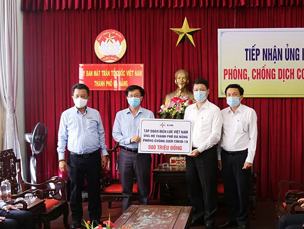 Chiều 17/5, lãnh đạo Tổng Công ty Điện lực miền Trung đã đến trao 500 triệu đồng hỗ trợ TP Đà Nẵng phòng, chống dịch Covid-19