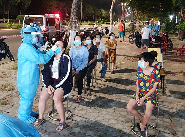 Lực lượng chức năng Đà Nẵng đã phải làm việc xuyên đêm 11/5 đến sáng hôm sau để xét nghiệm cho 4 cụm dân cư xung quanh KCN An Đồn để ngăn chặn nguy cơ lây lan ra cộng đồng