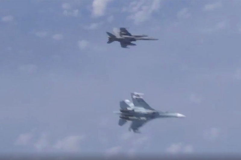 Máy bay chiến đấu F-35 và Su-27 của Nga khiến chiến đấu cơ F-35 hoảng sợ trên bầu trời Biển Baltic
