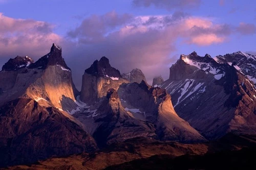 Theo World Atlas, Aconcagua là đỉnh núi cao nhất trên dãy Andes (6.959 m). Aconcagua nằm trên lãnh thổ Argentina, sát biên giới Chile. Điểm nổi bật của ngọn núi này là có một số sông băng, trong đó dài nhất là dòng sông băng Ventisquero Horcones Inferior dài 10 km. Ảnh: World Atlas.