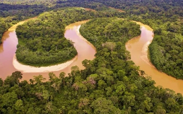 Theo các nhà khoa học, sông Amazon đã được hình thành từ 11 triệu năm trước. Sông chảy qua lãnh thổ của 3 quốc gia Nam Mỹ là Brazil, Peru, Colombia, không chảy qua lãnh thổ Paraguay.