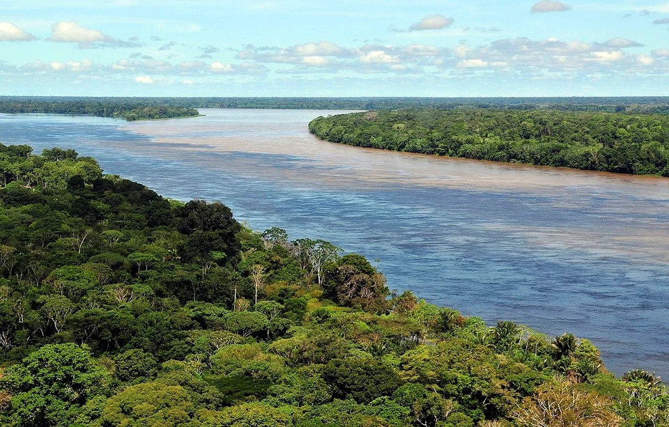 Để xác định chính xác nơi khởi nguồn của sông Amazon là việc không dễ dàng. Tháng 5/2007, các nhà khoa học Brazil và Peru đã làm một cuộc hành trình lâu dài. Cuối cùng, họ xác định được con sông này bắt nguồn từ vùng núi trẻ Andes ở Nam Mỹ. Nơi khởi nguồn của con sông có độ cao lên tới 5.000 m so với mực nước biển.