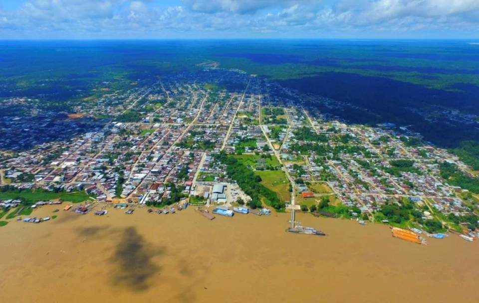 Sông Amazon chảy qua lãnh thổ của 10 thành phố, gồm một thành phố của Peru, một thành phố của Colombia, 8 thành phố của Brazil: Iquitos (Peru), Leticia (Colombia), Tabatinga, Tefé. Itacotiara, Parintins, Óbidos, Santarem, Almeirim, Macapá (Brazil).
