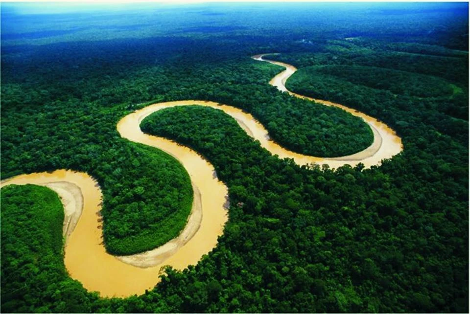 Dài tới gần 7 nghìn km, sông Amazon lại không hề có một cây cầu nào bắc qua. Nguyên nhân của hiện tượng này là, vào mùa mưa, sông dâng cao hơn 9m, mặt sông mở rộng tới 40 km chỉ trong vòng vài tuần. Lớp phù sa mềm bồi đắp hai bên bờ không ngừng sạt lở, lòng sông thường đầy đất đá vụn. Điều kiện tự nhiên khác biệt này không cho phép các quốc gia có thể xây cầu bắc qua sông Amazon, dù cho 2 bên bờ dòng sông này có khoảng 25 triệu người sinh sống.