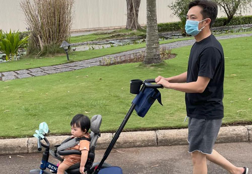 Cường Đô La bị nhắc nhở vì không đeo khẩu trang cho ái nữ giữa mùa dịch Covid-19, Đàm Thu Trang giải thích liệu có hợp lý?