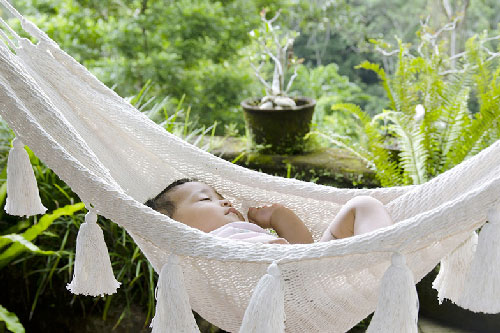 Thận trọng khi cho trẻ nằm võng