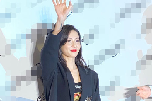 Trương Bá Chi lộ nhan sắc thật gây choáng trong hình do người qua đường chụp