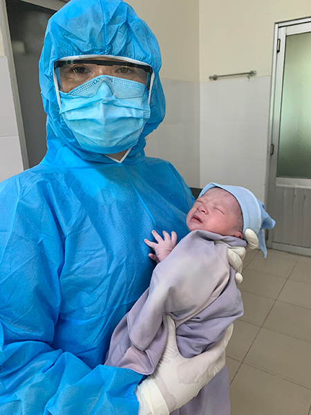 Đà Nẵng: Một sản phụ trong khu chung cư đang cách ly phòng chống dịch sinh mổ lần 2 “mẹ tròn con vuông”
