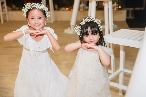 Con gái Hà Kiều Anh vui đùa cùng tiểu công chúa nhà "Bà trùm Hoa hậu", dân mạng dự đoán toàn là mỹ nhân tương lai