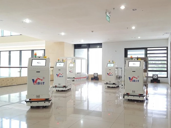 Hệ thống 5 robot y tế vận chuyển Vibot-2 tại khu vực thử nghiệm. 